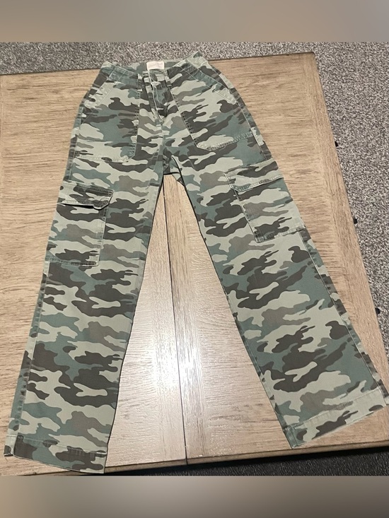 Target Pants - Universal Thread women’s camo cargo pants, size 4
